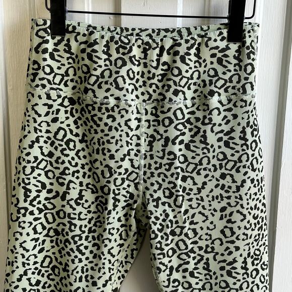 Zyia Active Green Leopard Reve Hi-Rise 7/8 Leggings - Picture 3 of 8